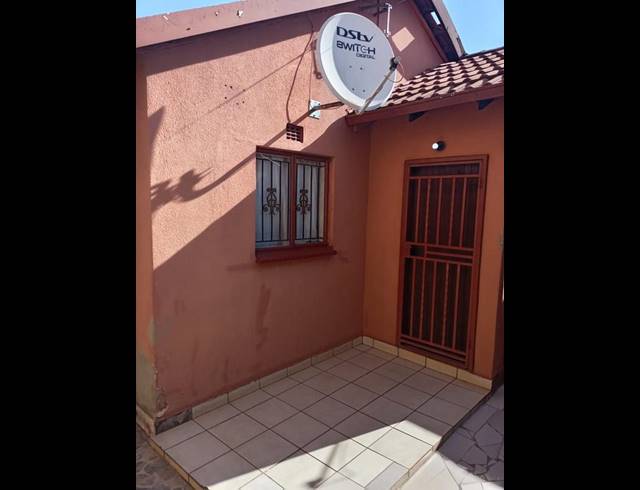 7 BEDROOM HOUSE FOR SALE IN PROTEA NORTH